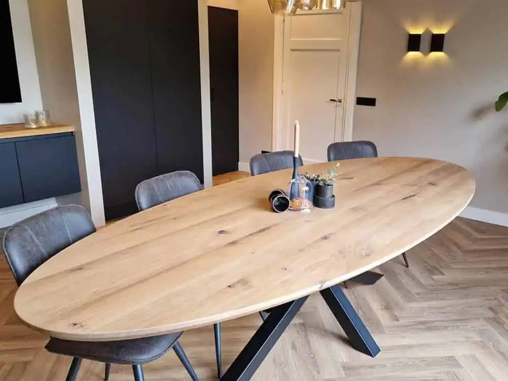 Massief houten ovale eettafel op maat gemaakt door AJA Tongeren
