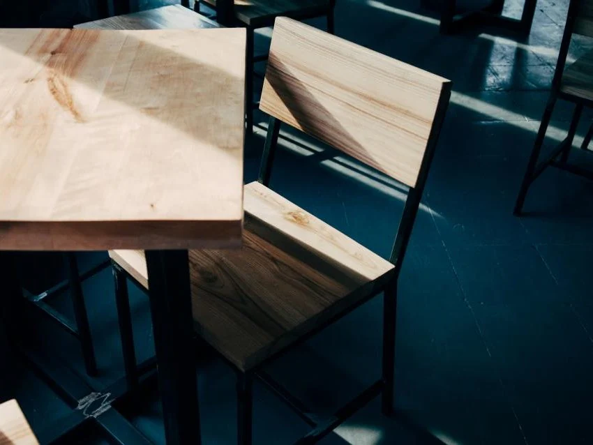 Massief houten tafel en stoel met zichtbare houtnerf